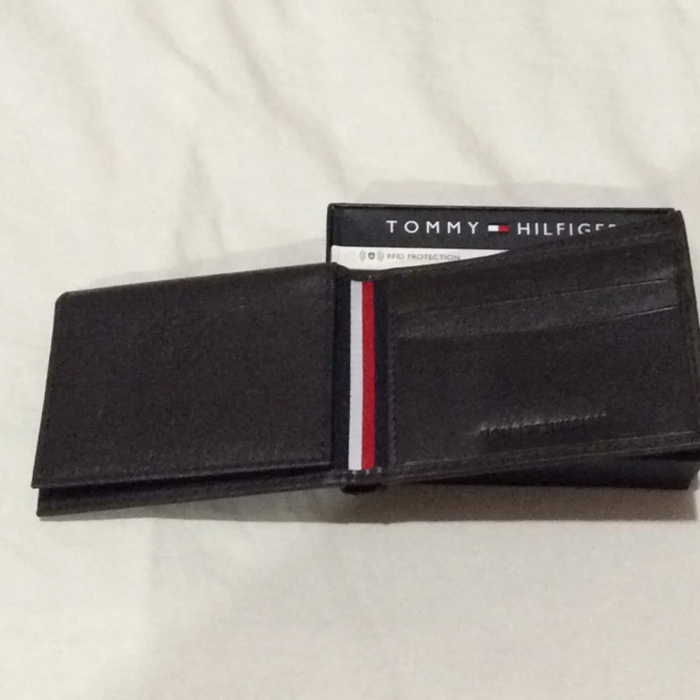 Tommy Hilfiger RFID Leather Wallet & Valet